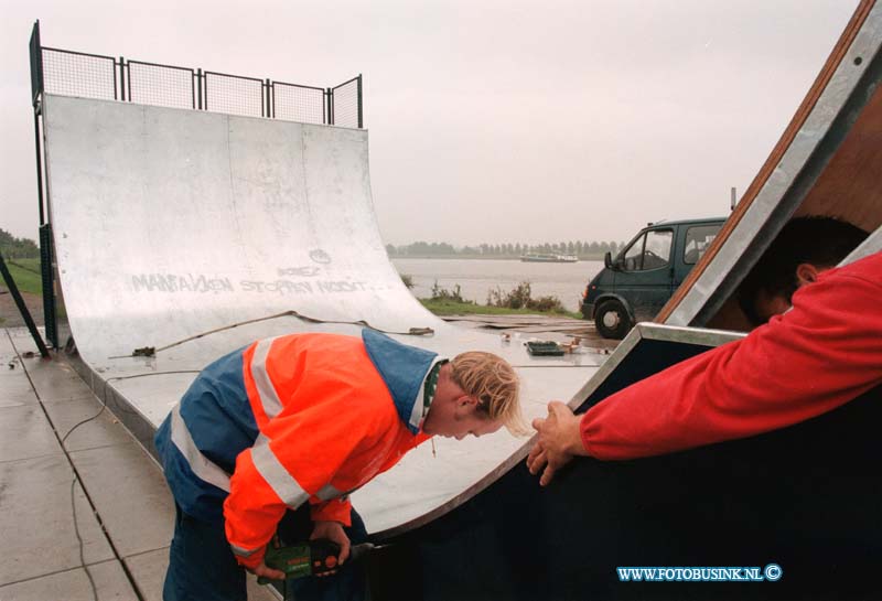 98093001.jpg - DE DORDTENAAR :S'GRAVENDEEL:30-09-1998:SCKATE HALFPIJP[ VOOR DE JEUGT OP DE KILWEG BOVEN OP DE TUNNEL AAN DE WATER KANT.Deze digitale foto blijft eigendom van FOTOPERSBURO BUSINK. Wij hanteren de voorwaarden van het N.V.F. en N.V.J. Gebruik van deze foto impliceert dat u bekend bent  en akkoord gaat met deze voorwaarden bij publicatie.EB/ETIENNE BUSINK