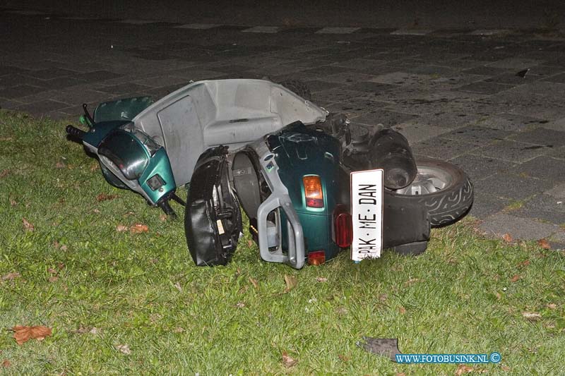 12090301.jpg - FOTOOPDRACHT:Dordrecht:03-09-2012:Bij een achtervolging tussen een scooter en een politie auto is een scooter rijder zwaar gewond geraakt. de politie achter volgende de scooter door de wijk wielwijk in Dordrecht de scooter rijder had achter op zijn scooter een witte  kentekenen plaat zitten met pak me dan er op.Er moest een Trauma Team aan de pas komen om de scooter rijder te behandelen nadat de scooter rijden frontaal op een politie auto was gereden en slingerde op het gras naast de MH Tromweg terecht was gekomen. Hij is met zwaar letsel afgevoerd naar een ziekenhuis.Deze digitale foto blijft eigendom van FOTOPERSBURO BUSINK. Wij hanteren de voorwaarden van het N.V.F. en N.V.J. Gebruik van deze foto impliceert dat u bekend bent  en akkoord gaat met deze voorwaarden bij publicatie.EB/ETIENNE BUSINK