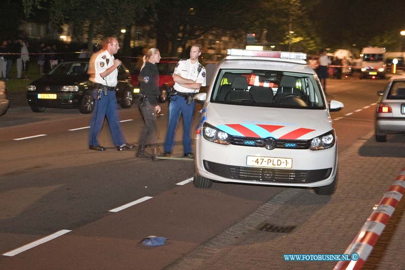 12090302.jpg - FOTOOPDRACHT:Dordrecht:03-09-2012:Bij een achtervolging tussen een scooter en een politie auto is een scooter rijder zwaar gewond geraakt. de politie achter volgende de scooter door de wijk wielwijk in Dordrecht de scooter rijder had achter op zijn scooter een witte  kentekenen plaat zitten met pak me dan er op.Er moest een Trauma Team aan de pas komen om de scooter rijder te behandelen nadat de scooter rijden frontaal op een politie auto was gereden en slingerde op het gras naast de MH Tromweg terecht was gekomen. Hij is met zwaar letsel afgevoerd naar een ziekenhuis.Deze digitale foto blijft eigendom van FOTOPERSBURO BUSINK. Wij hanteren de voorwaarden van het N.V.F. en N.V.J. Gebruik van deze foto impliceert dat u bekend bent  en akkoord gaat met deze voorwaarden bij publicatie.EB/ETIENNE BUSINK