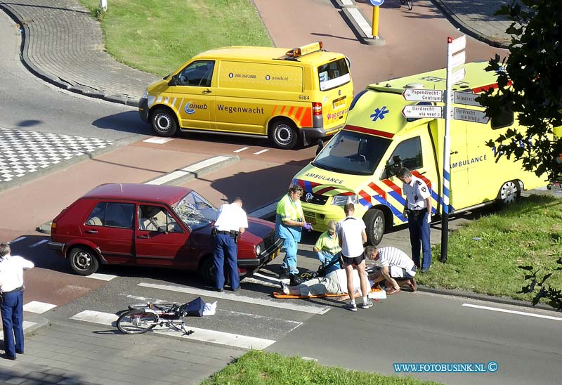 12090801.jpg - FOTOOPDRACHT:Papendrecht:08-09-2012:Een ongeval met letsel op de burgemeester keijzerweg t/h van de rotonde in Papendrecht.Fietser is gewond meegenomen naar het ziekenhuis voor onderzoek en het sporenonderzoek nam enkelen uren in beslag.Deze digitale foto blijft eigendom van FOTOPERSBURO BUSINK. Wij hanteren de voorwaarden van het N.V.F. en N.V.J. Gebruik van deze foto impliceert dat u bekend bent  en akkoord gaat met deze voorwaarden bij publicatie.EB/ETIENNE BUSINK