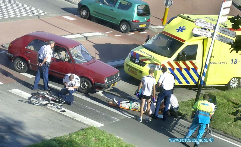 12090802.jpg - FOTOOPDRACHT:Papendrecht:08-09-2012:Een ongeval met letsel op de burgemeester keijzerweg t/h van de rotonde in Papendrecht.Fietser is gewond meegenomen naar het ziekenhuis voor onderzoek en het sporenonderzoek nam enkelen uren in beslag.Deze digitale foto blijft eigendom van FOTOPERSBURO BUSINK. Wij hanteren de voorwaarden van het N.V.F. en N.V.J. Gebruik van deze foto impliceert dat u bekend bent  en akkoord gaat met deze voorwaarden bij publicatie.EB/ETIENNE BUSINK