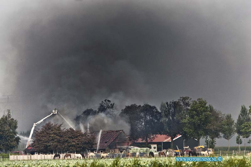 12091004.jpg - FOTOOPDRACHT:Dordrecht:10-09-2012:Gebouw brand hooischuur zeer  Grote brand GRIP2 Noorderelsweg 7 Dordrecht bij de frima van Pelt.Deze digitale foto blijft eigendom van FOTOPERSBURO BUSINK. Wij hanteren de voorwaarden van het N.V.F. en N.V.J. Gebruik van deze foto impliceert dat u bekend bent  en akkoord gaat met deze voorwaarden bij publicatie.EB/ETIENNE BUSINK