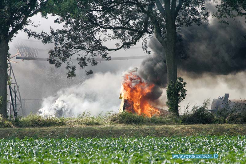 12091005.jpg - FOTOOPDRACHT:Dordrecht:10-09-2012:Gebouw brand hooischuur zeer  Grote brand GRIP2 Noorderelsweg 7 Dordrecht bij de frima van Pelt.Deze digitale foto blijft eigendom van FOTOPERSBURO BUSINK. Wij hanteren de voorwaarden van het N.V.F. en N.V.J. Gebruik van deze foto impliceert dat u bekend bent  en akkoord gaat met deze voorwaarden bij publicatie.EB/ETIENNE BUSINK