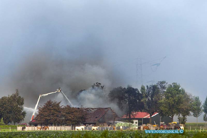 12091007.jpg - FOTOOPDRACHT:Dordrecht:10-09-2012:Gebouw brand hooischuur zeer  Grote brand GRIP2 Noorderelsweg 7 Dordrecht bij de frima van Pelt.Deze digitale foto blijft eigendom van FOTOPERSBURO BUSINK. Wij hanteren de voorwaarden van het N.V.F. en N.V.J. Gebruik van deze foto impliceert dat u bekend bent  en akkoord gaat met deze voorwaarden bij publicatie.EB/ETIENNE BUSINK