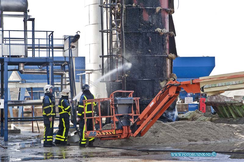 12091203.jpg - FOTOOPDRACHT:Dordrecht:12-09-2012:Zeer grote brand KWS asfalt centrale kilade dordrecht, er kwamen kort tijd zware schade stoffen vrij de politie zetten de einde omgeving voor een uur af tot de brand was geblus. Er word een onderzoek stelt naar de toedracht van de brand.Deze digitale foto blijft eigendom van FOTOPERSBURO BUSINK. Wij hanteren de voorwaarden van het N.V.F. en N.V.J. Gebruik van deze foto impliceert dat u bekend bent  en akkoord gaat met deze voorwaarden bij publicatie.EB/ETIENNE BUSINK