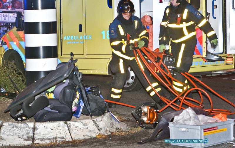 12091404.jpg - FOTOOPDRACHT:Dordrecht:14-09-2012:Foto: Hydraulische knip scharen van brandweer met slangen en hulp kist met op de achtergrond een ziekenwagen of ambulance.Ook kinder zitjes op straat en onderdelen van een open geknipte voertuig.Op de kruizing Oranjelaan/Bankstraat is in het begin van de avond een aanrijding tussen 2 voertuigen gebeurt, de in zittende van 1 voertuig moest door de brandweer uit haar voertuig geknipt worden en werd naar een ziekenhuis afgevoerd. De politie stelt een onderzoek in naar de toedracht van het ongeval.Deze digitale foto blijft eigendom van FOTOPERSBURO BUSINK. Wij hanteren de voorwaarden van het N.V.F. en N.V.J. Gebruik van deze foto impliceert dat u bekend bent  en akkoord gaat met deze voorwaarden bij publicatie.EB/ETIENNE BUSINK