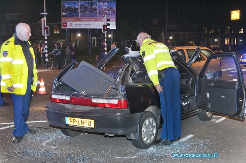 12091408.jpg - FOTOOPDRACHT:Dordrecht:14-09-2012:Foto: TOV van de politie doet technische onderzoek naar oorzaak bij auto wrak / Voertuig.Op de kruizing Oranjelaan/Bankstraat is in het begin van de avond een aanrijding tussen 2 voertuigen gebeurt, de in zittende van 1 voertuig moest door de brandweer uit haar voertuig geknipt worden en werd naar een ziekenhuis afgevoerd. De politie stelt een onderzoek in naar de toedracht van het ongeval.Deze digitale foto blijft eigendom van FOTOPERSBURO BUSINK. Wij hanteren de voorwaarden van het N.V.F. en N.V.J. Gebruik van deze foto impliceert dat u bekend bent  en akkoord gaat met deze voorwaarden bij publicatie.EB/ETIENNE BUSINK