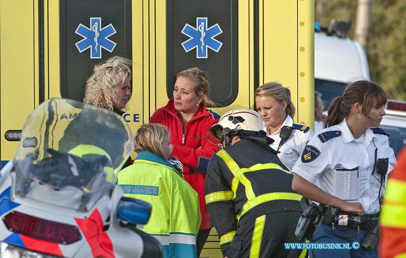 12092002.jpg - FOTOOPDRACHT:Dordrecht:20-09-2012:Foto: Het ongedeerde meisje kreeg een beer en een ambulance jas tegen de kou aan samen met de andere vrouw wachten zij bij het ongeval af wat er gebeuren gaat.Op de Noorderelsweg te Dordrecht is aan het begin van de avond een auto naast de weg geraakt en op zijn kop in de sloot beland. De bijrijder (vrouw) en het kind ( meisje) in de auto konden er door omstanders uitgehaald worden. Voor de bestuurder moest de brandweer en een Trauma Helikopter ter plaatse komen. De bestuurder werd met zwaar letsel afgevoerd naar een ziekenhuis, de andere mensen uit hjet voertuig kwamen met de shrikvrij. De weg was enkelen uren voor al het verkeer afgesloten.p de Noorderelsweg te Dordrecht is aan het begin van de avond een auto naast de weg geraakt en op zijn kop in de sloot beland. De bijrijder (vrouw) en het kind ( meisje) in de auto konden er door omstanders uitgehaald worden. Voor de bestuurder moest de brandweer en een Trauma Helikopter ter plaatse komen. De bestuurder werd met zwaar letsel afgevoerd naar een ziekenhuis, de andere mensen uit hjet voertuig kwamen met de shrikvrij. De weg was enkelen uren voor al het verkeer afgesloten.Deze digitale foto blijft eigendom van FOTOPERSBURO BUSINK. Wij hanteren de voorwaarden van het N.V.F. en N.V.J. Gebruik van deze foto impliceert dat u bekend bent  en akkoord gaat met deze voorwaarden bij publicatie.EB/ETIENNE BUSINK