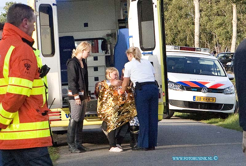 12092003.jpg - FOTOOPDRACHT:Dordrecht:20-09-2012:Foto: Het ongedeerde meisje kreeg een beer en een ambulance jas tegen de kou aan samen met de andere vrouw wachten zij bij het ongeval af wat er gebeuren gaat.Op de Noorderelsweg te Dordrecht is aan het begin van de avond een auto naast de weg geraakt en op zijn kop in de sloot beland. De bijrijder (vrouw) en het kind ( meisje) in de auto konden er door omstanders uitgehaald worden. Voor de bestuurder moest de brandweer en een Trauma Helikopter ter plaatse komen. De bestuurder werd met zwaar letsel afgevoerd naar een ziekenhuis, de andere mensen uit hjet voertuig kwamen met de shrikvrij. De weg was enkelen uren voor al het verkeer afgesloten.p de Noorderelsweg te Dordrecht is aan het begin van de avond een auto naast de weg geraakt en op zijn kop in de sloot beland. De bijrijder (vrouw) en het kind ( meisje) in de auto konden er door omstanders uitgehaald worden. Voor de bestuurder moest de brandweer en een Trauma Helikopter ter plaatse komen. De bestuurder werd met zwaar letsel afgevoerd naar een ziekenhuis, de andere mensen uit hjet voertuig kwamen met de shrikvrij. De weg was enkelen uren voor al het verkeer afgesloten.Deze digitale foto blijft eigendom van FOTOPERSBURO BUSINK. Wij hanteren de voorwaarden van het N.V.F. en N.V.J. Gebruik van deze foto impliceert dat u bekend bent  en akkoord gaat met deze voorwaarden bij publicatie.EB/ETIENNE BUSINK