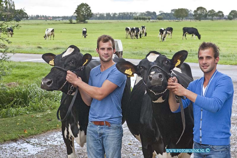 12092401.jpg - FOTOOPDRACHT:Giessenburg:24-09-2012:LTO Noord westweek Familie De Bruin foto van de tweeling Wouter en Daniel de Bruin met twee koeien die naar de fokveedag Hoornaar gaan. code SpecialHoornaar39De Bruin naar Fokveedag HoornaarEtienne BusinkDeze digitale foto blijft eigendom van FOTOPERSBURO BUSINK. Wij hanteren de voorwaarden van het N.V.F. en N.V.J. Gebruik van deze foto impliceert dat u bekend bent  en akkoord gaat met deze voorwaarden bij publicatie.EB/ETIENNE BUSINK