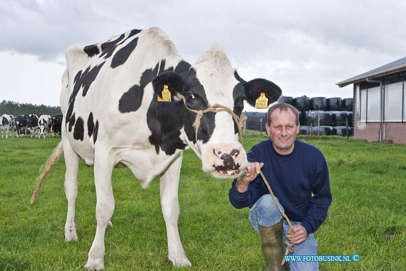 12092402.jpg - FOTOOPDRACHT:Giessenburg:24-09-2012:LTO Noord westweek Nieuwe Oogst foto van Bart Vink  met een of meerdere deelneemsters aan de Fokveedag Hoornaar. code SpecialHoornaar39Fokveedag HoornaarEtienne BusinkDeze digitale foto blijft eigendom van FOTOPERSBURO BUSINK. Wij hanteren de voorwaarden van het N.V.F. en N.V.J. Gebruik van deze foto impliceert dat u bekend bent  en akkoord gaat met deze voorwaarden bij publicatie.EB/ETIENNE BUSINK